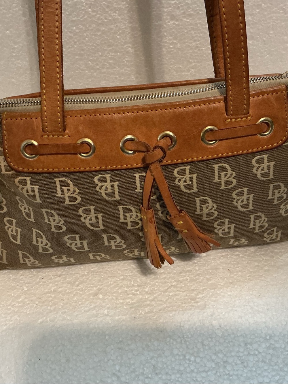 ❌❌❌SLS26Vtg Dooney & Bourke DB Signature Canvas Shoulder Bag Olive Taupe - Picture 2 of 16